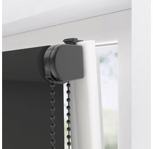 Rulou neagră cu lanț la fereastră