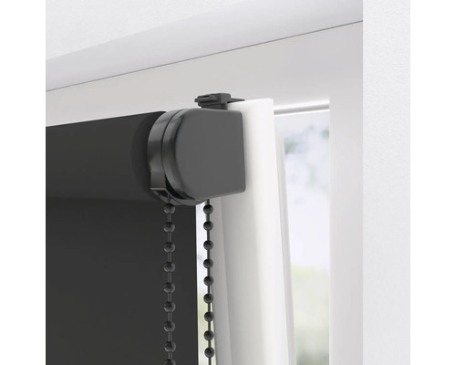 Rulou neagră cu lanț la fereastră