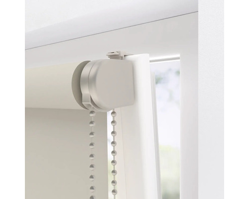 Rulouri cu lanț pe un cadru de fereastră