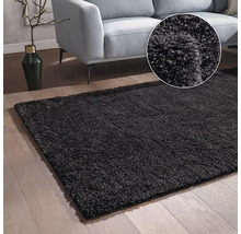 Covor negru shaggy într-o cameră de zi