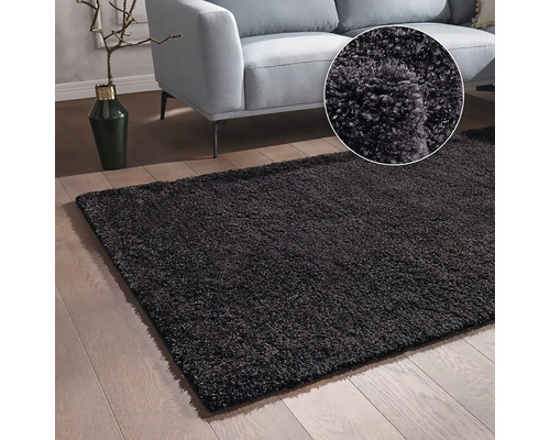 Covor negru shaggy într-o cameră de zi