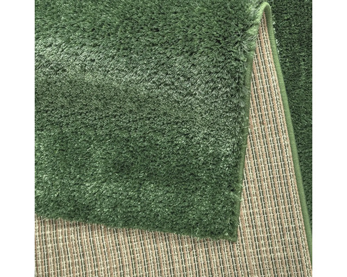 Detaliu cu un covor verde cu fibre lungi