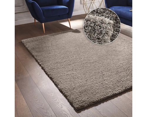 Covor dreptunghiular cu fibre lungi pe podea de lemn