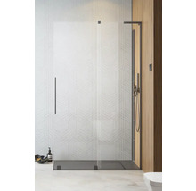 Cabină de duș walk-in cu cadă de duș și perete de sticlă în baie.