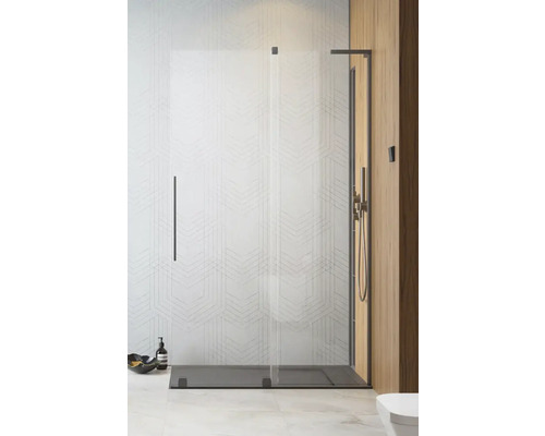 Cabină de duș walk-in cu cadă de duș și perete de sticlă în baie.