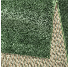 Prim-plan cu un covor verde shaggy cu suport textil