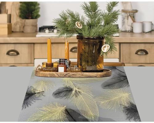 Decorațiune decorativă de masă cu motiv de pene, lumânări și crenguțe de brad în vază