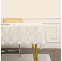 Masă cu față de masă albă cu model floral