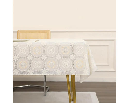 Masă cu față de masă albă cu model floral