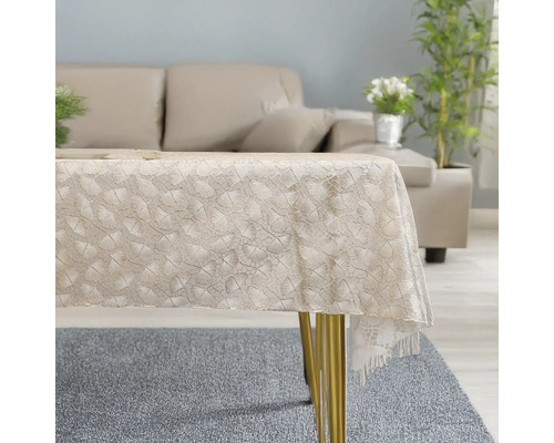 Masa cu față de masă bej din dantelă în sufragerie