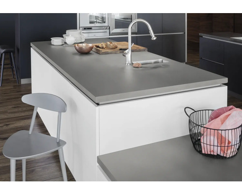 Bucătărie modernă cu insulă, chiuvetă și robinet