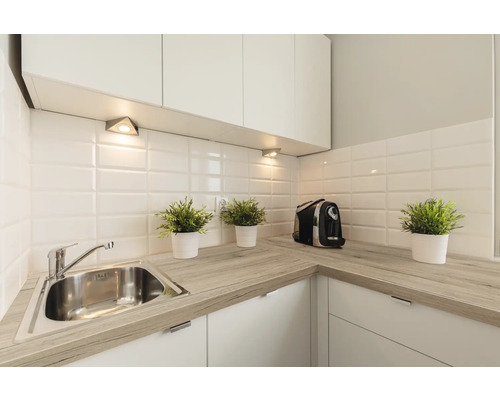 Bucătărie luminoasă cu chiuvetă, blat și aparate de bucătărie