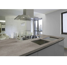 Bucătărie modernă cu plită, chiuvetă și hotă