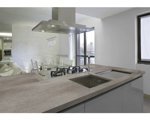 Bucătărie modernă cu plită, chiuvetă și hotă