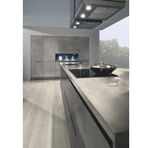 Bucătărie modernă cu dulapuri gri, plită și hotă