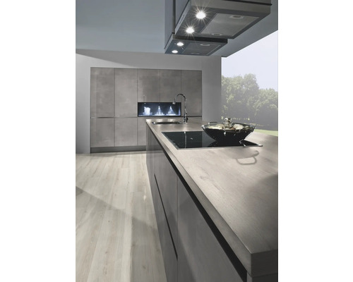 Bucătărie modernă cu dulapuri gri, plită și hotă