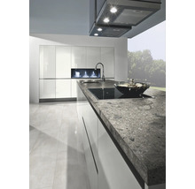 Bucătărie modernă cu insulă, hotă de aragaz și suprafață lustruită