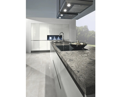 Bucătărie modernă cu insulă, hotă de aragaz și suprafață lustruită