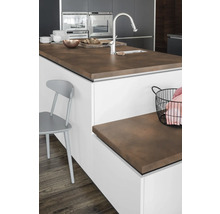 Insulă de bucătărie cu chiuvetă, baterie și blat în aspect mat