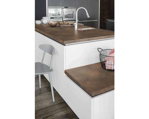 Insulă de bucătărie cu chiuvetă, baterie și blat în aspect mat