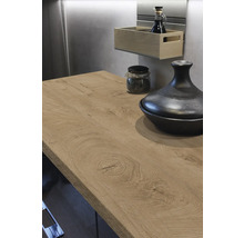 Prim-plan al unui blat de lemn cu obiecte decorative într-o bucătărie.