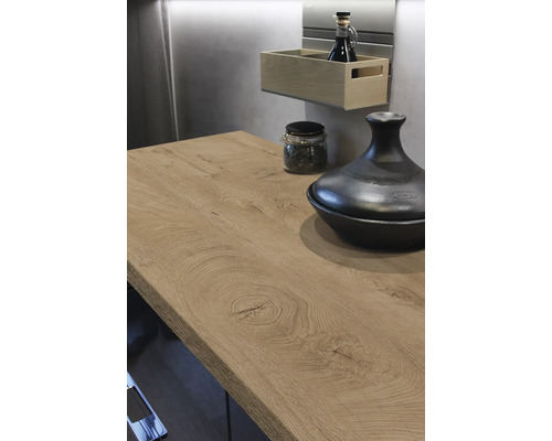 Prim-plan al unui blat de lemn cu obiecte decorative într-o bucătărie.