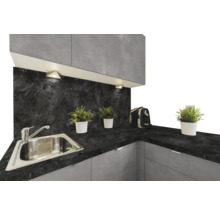 Bucătărie modernă cu chiuvetă, robinet, blat și decorațiuni