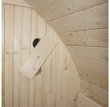 Interior de saună din lemn cu panouri din lemn și ventilație
