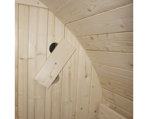 Interior de saună din lemn cu panouri din lemn și ventilație