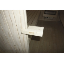 Interiorul unei saune cu logo-ul Home Deluxe pe un suport de lemn