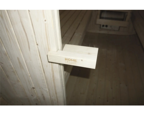 Interiorul unei saune cu logo-ul Home Deluxe pe un suport de lemn