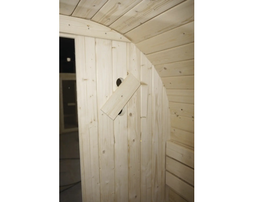 Vedere interioară a unei saune din lemn cu clapetă de ventilație