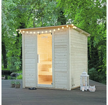 Saună din lemn în aer liber cu lanț de lumini și ușă deschisă