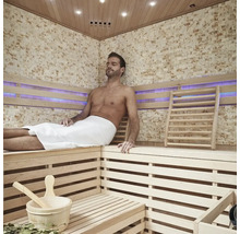 Saună cu panouri din lemn și bărbat relaxându-se