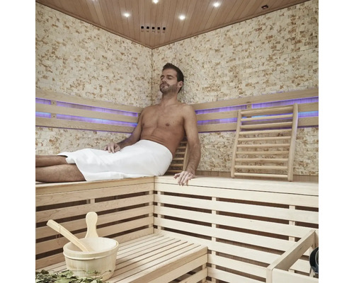 Saună cu panouri din lemn și bărbat relaxându-se