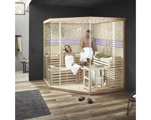 Vedere interioară a unei saune cu două persoane relaxate pe bănci de lemn
