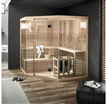 Saună de colț cu față din sticlă, bănci din lemn și sobă într-un spațiu cu design modern