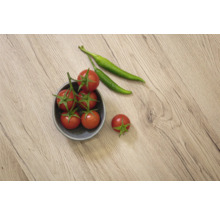 Ramură de roșii în bol cu ardei iuți verzi