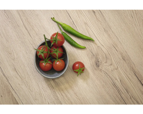 Ramură de roșii în bol cu ardei iuți verzi