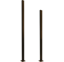 Doi stâlpi de gard metalici cu formă pătrată