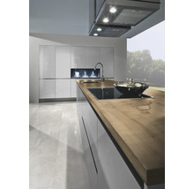 Bucătărie modernă cu insulă, hotă și dulapuri încorporate.