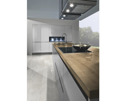 Bucătărie modernă cu insulă, hotă și dulapuri încorporate.