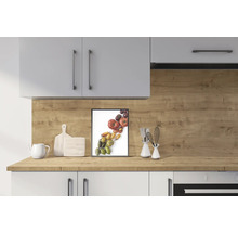 Scenă de bucătărie cu blat, dulapuri și imagine cu roșii înrămată