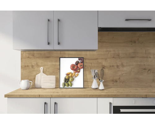 Scenă de bucătărie cu blat, dulapuri și imagine cu roșii înrămată