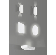 Diverse lămpi de perete albe pe un perete gri