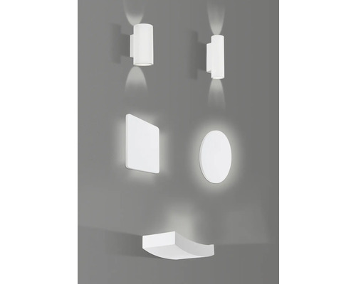 Diverse lămpi de perete albe de forme rotunde, pătrate și curbate