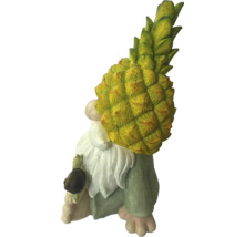 Gnom de grădină cu pălărie de ananas