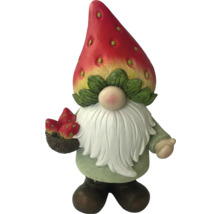 Gnom de grădină cu pălărie căpșună și căpșuni într-un coș