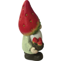 Gnom de grădină cu pălărie de căpșuni și coș