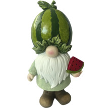 Gnom de grădină cu pepene verde ca și cap și un pepene verde în mână